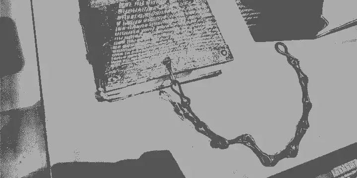 Livre rare BnF avec chaîne
